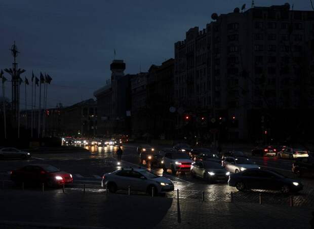 Киевляне сидят без света уже по 20 часов в сутки