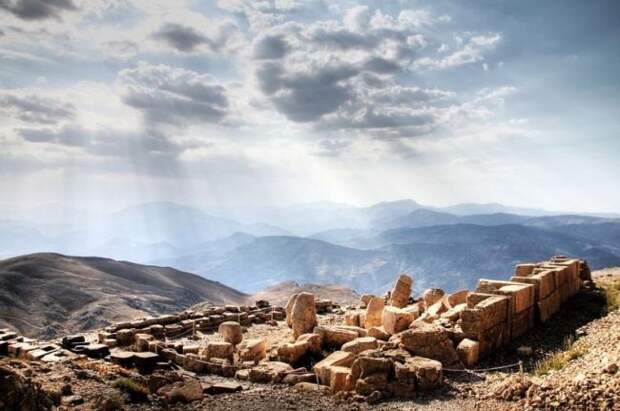 Руины святилища Коммагена на горе Немрут (Турция)