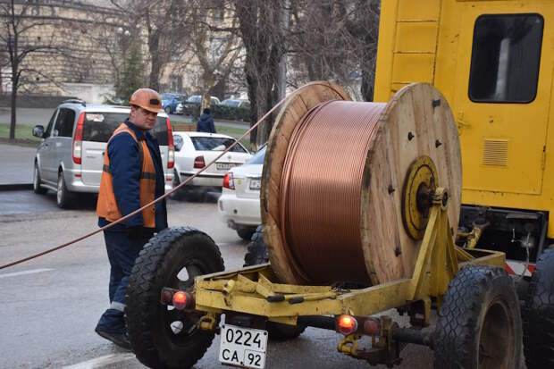 Впервые за 30 лет в Севастополе меняют провода контактной сети троллейбусной линии (фотофакт)