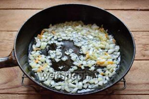Измельчённый репчатый лук обжарьте на сковороде с добавлением растительного масла.