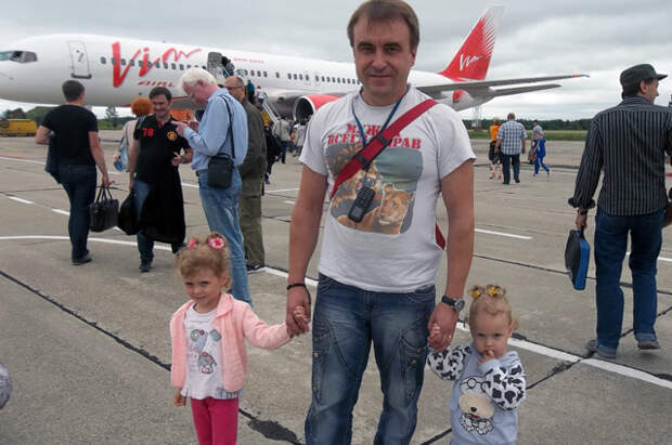 Самолет «ВИМ АВИА» везет домой — Андрей с Таней и Леной.