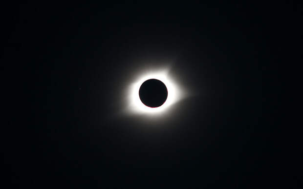 Ученые: оптические вихри или «дыры» в свете способны превышать скорость света