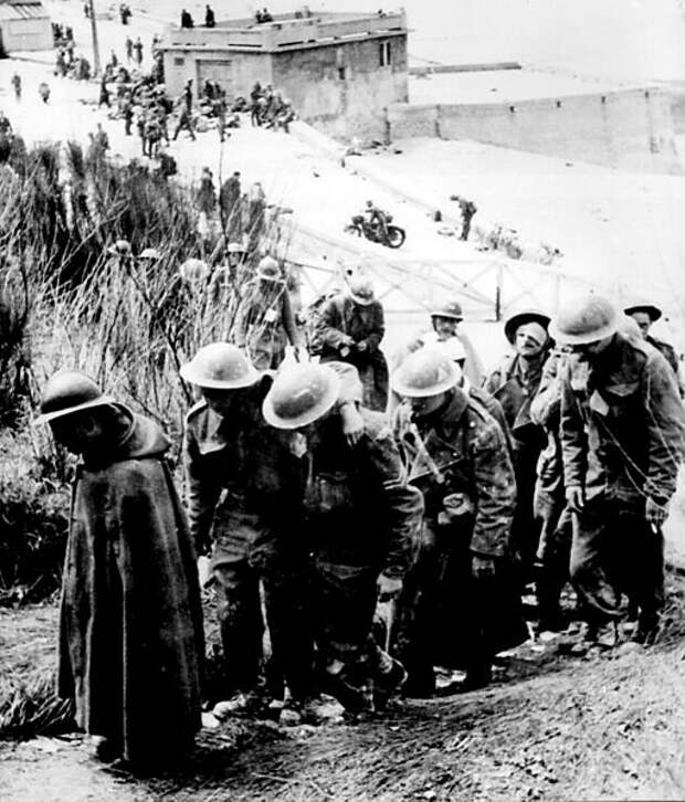 Файл:British prisoners at Dunkerque, France.jpg