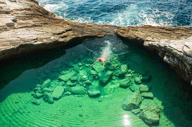 Кристально чистый природный бассейн в Греции земля, люди, природа, фото