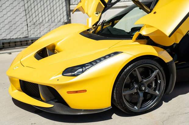 Ferrari LaFerrari, окрашенный уникальной краской Giallo Triplo Strato
