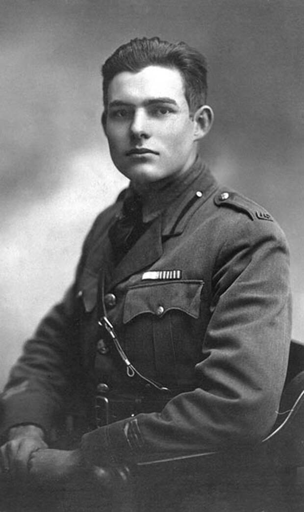 Эрнест Хемингуэй в военной форме, 1918 год.jpg