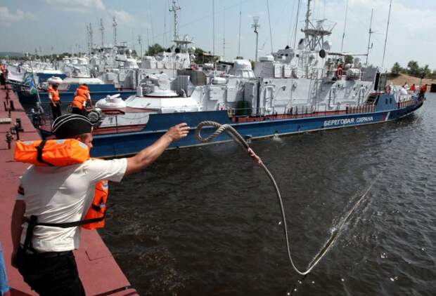 Сторожевик ФСБ защитит российские буровые от кораблей Украины Сторожевик ФСБ защитит российские буровые от кораблей Украины