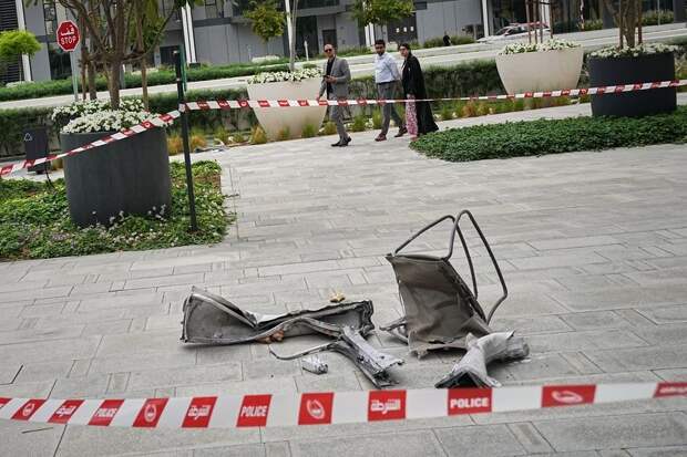 Четыре человека пострадали в Дубае при падении обломков сбитых ракет