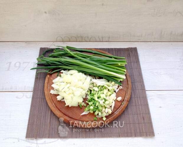 Порезать лук и чеснок