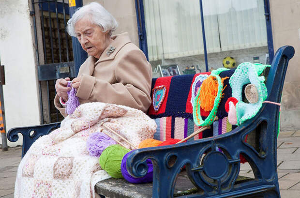 104-летняя бабуля украшает свой город связанными вручную вещами бабуля, вещи, вязание, город