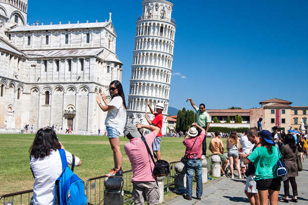 Туристы "держат" пизанскую башню