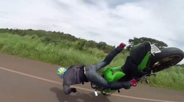 b2ap3_thumbnail_this-kawasaki-z750-stunt-ends-badly-for-the-hero-and-worse-for-innocent-rider-video_1.jpg