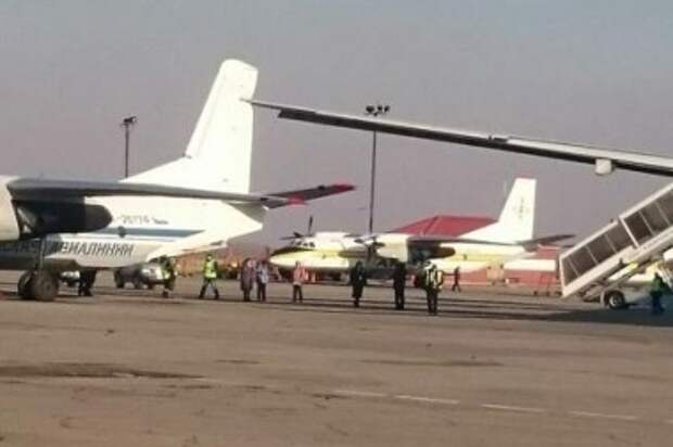 В Хабаровске пассажир упал с трапа после столкновения Boeing и Ан-26 В Хабаровске пассажир упал с трапа после столкновения Boeing и Ан-26