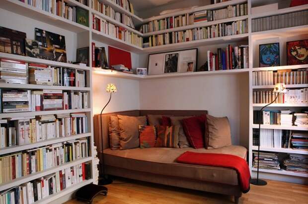 Кровать в этой комнате заняла укромную позицию, в самом углу комнаты, между интересными полками с книгами.
