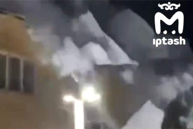 Крыша дома рухнула вместе со снежной глыбой в российском регионе