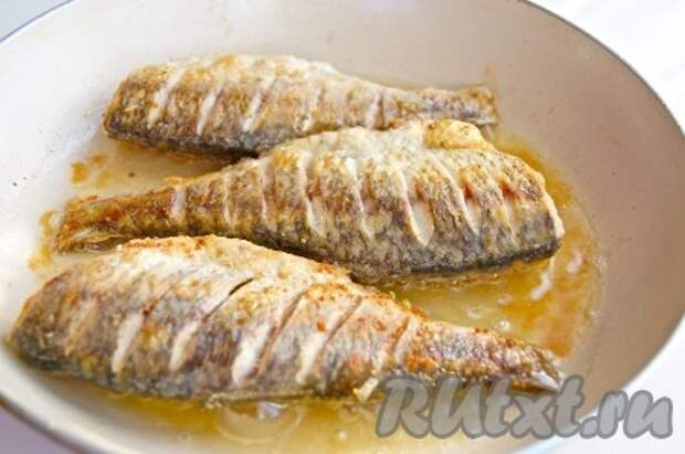 Речную рыбу обжариваем в большом количестве растительного масла с двух сторон до золотистой корочки. 