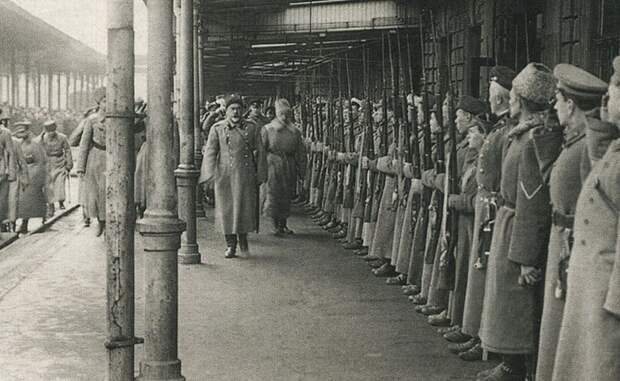Белый генерал Антон Деникин прибывает в Ростов-на-Дону, 1919 год. Общественное достояние