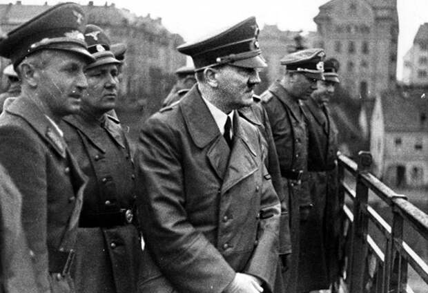 Мартин Борман (по правую руку от Гитлера) на мосту, апрель 1941 год.jpg