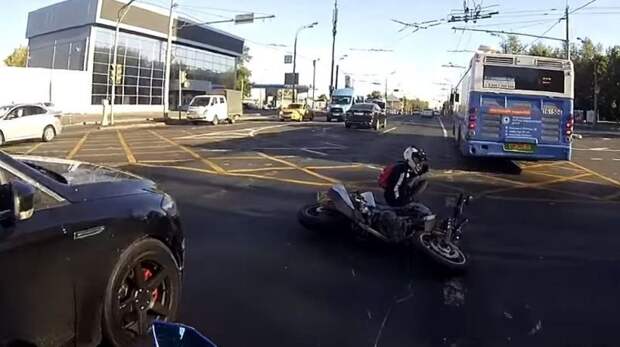 Мотоциклист чуть не угодил головой под автобус авария, авто, авто авария, дтп, междурядчик, мотоциклист, хруст