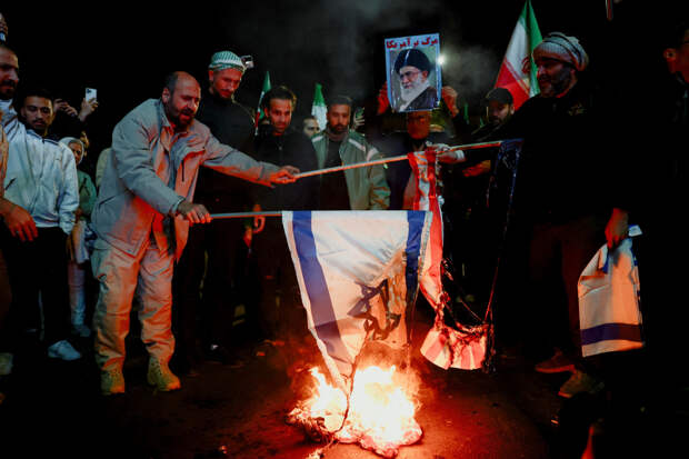 В Тегеране подожгли флаги США и Израиля