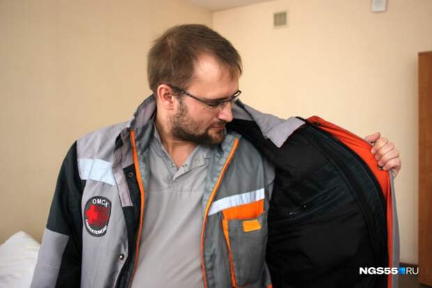 В Омске 19 марта в реку Омь с Комсомольского моста упал 38-летний омич. Пока вызванная полицией бригада скорой помощи ждала спасателей, один из врачей кинулся сам спасать утопающего. В итоге омича всё же достали из воды прибывшие сотрудники аварийно-спасательной службы, однако откачать его не удалось, мужчина скончался от полученных травм и переохлаждения в машине «скорой».