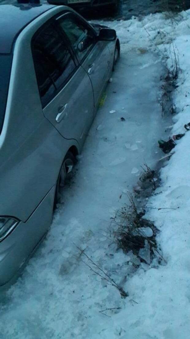 В Саратове иномарка вмерзла в лёд после ремонтных работ коммунальщиков