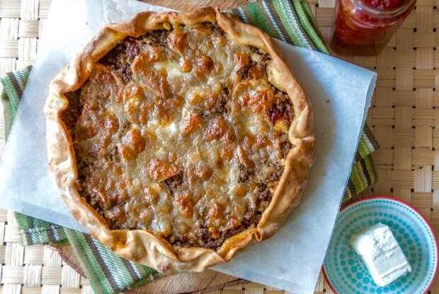 Тарт на слоеном тесте с гречкой, индейкой и сыром.