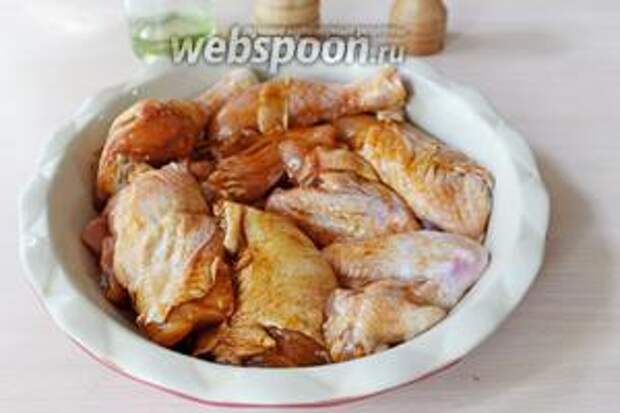 Выложить замаринованную курицу в форму для выпечки.