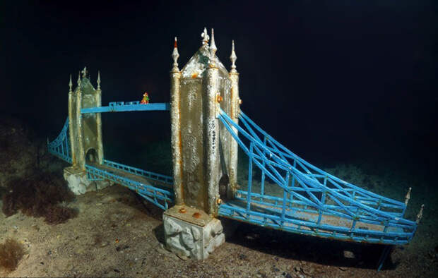 Знаменитый мост Лондона погружен под воду.