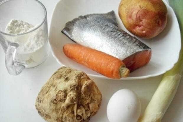 Для приготовления рыбного супа с итальянскими клёцками понадобятся: форель, картофель, корень сельдерея, лук-порей, морковь, яйцо, мука и соль.