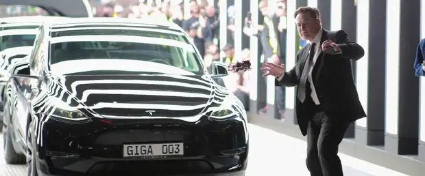 Маск лично доставил первый электрокар, выпущенный Gigafactory в Берлине