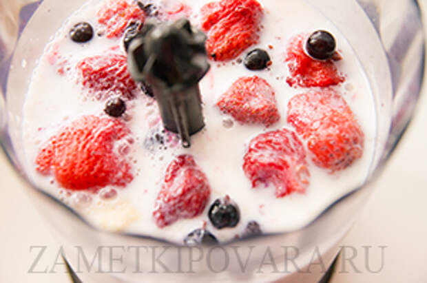 Молочный смузи с клубникой, черной смородиной и бананом