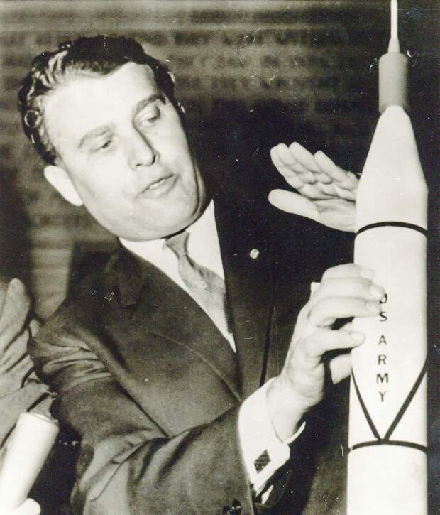 09. 1958, февраль. Научная группа Вернер фон Браун празднует успех «Эксплорер-1» и открытие радиационных поясов вокруг Земли названных поясами ван Аллена. 09. 1958, февраль. Научная группа Вернер фон Браун празднует успех «Эксплорер-1» и открытие радиационных поясов вокруг Земли названных поясами ван Аллена.