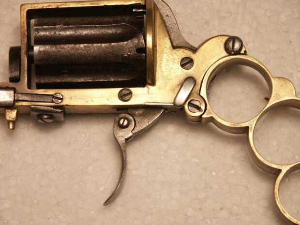 Revolver knuckle dagger (Apache)