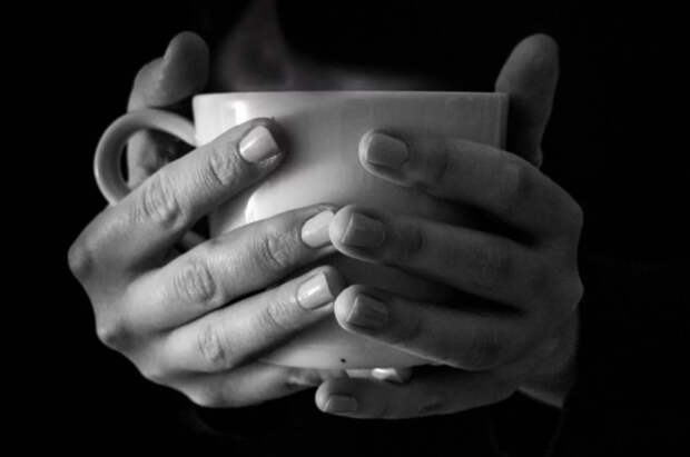 Эксперт по выживанию сказал, чем опасен горячий чай после купания в проруби