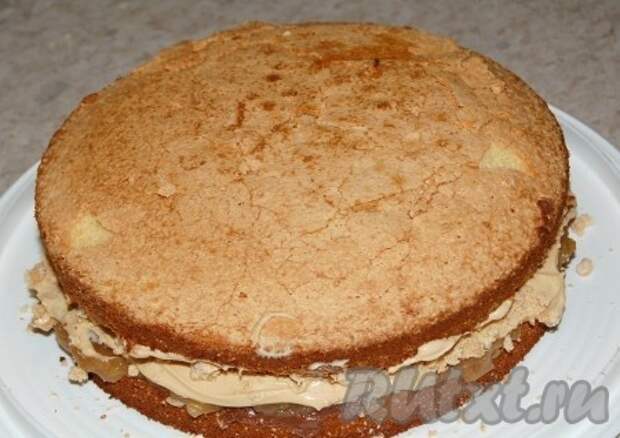 Все слои повторить и со вторым коржом, затем его положить на первый корж, как бы опрокинув на него