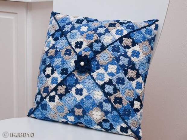 Tiny granny squares pillow: 