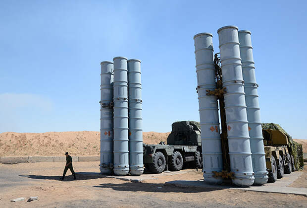 Военнослужащий у зенитно-ракетной системы С-300ПС в Астраханской области