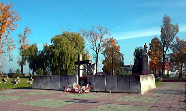 Польские вандалы снова осквернили военное кладбище с захоронением советских солдат 