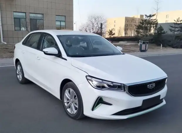 Расход 9,2 л метанола на 100 км. В Китае представлен необычный Geely Emgrand, работающий на спирту