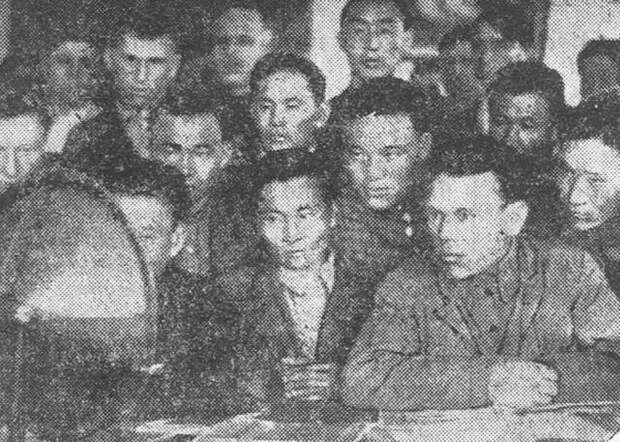 Студенты школы повышения квалификации работников образования слушают лекцию по радио, Ойрот-Тура, 1937 год.