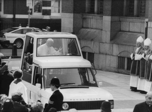 Первый публичный бронированный автомобиль Папы.