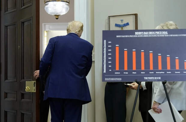 "Символизирует божественное вмешательство": Трамп украсил кабинет статуэткой с покушением на себя