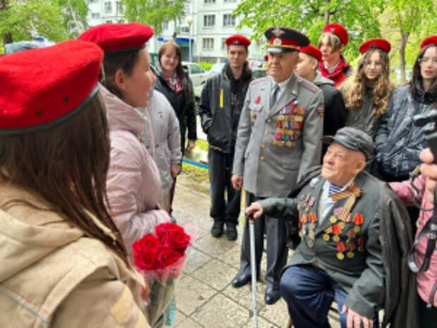 Сотрудники полиции поздравили ветеранов Великой Отечественной войны с Днем Победы