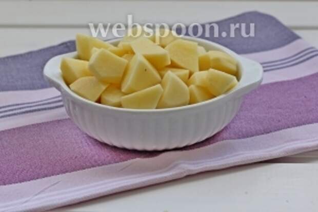 Картофель очистить и нарезать крупным кубиком.