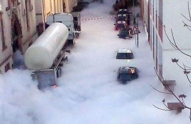 Странный "Туман" заполнил улицы города в Германии германия, туман