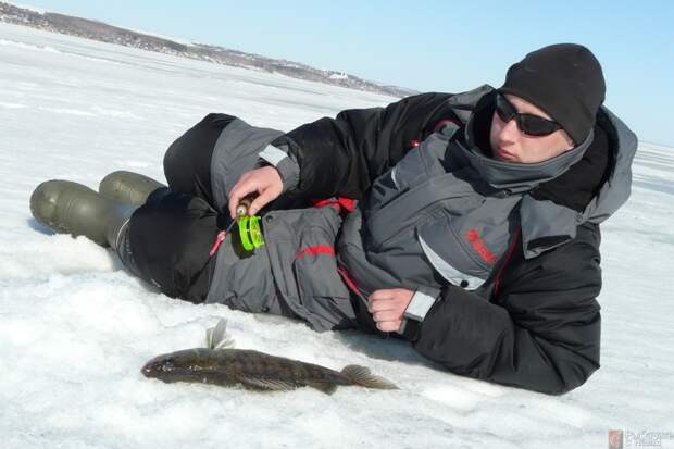Для того чтобы скрыть пойманную рыбу, некоторые рыболовы ложатся на лед, что, на мой взгляд, не очень удобно.