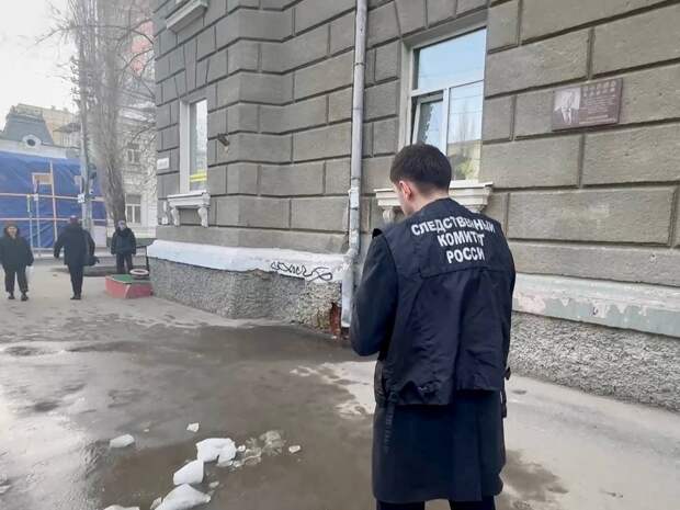 В Саратове упавшая наледь травмировала 15-летнюю девушку