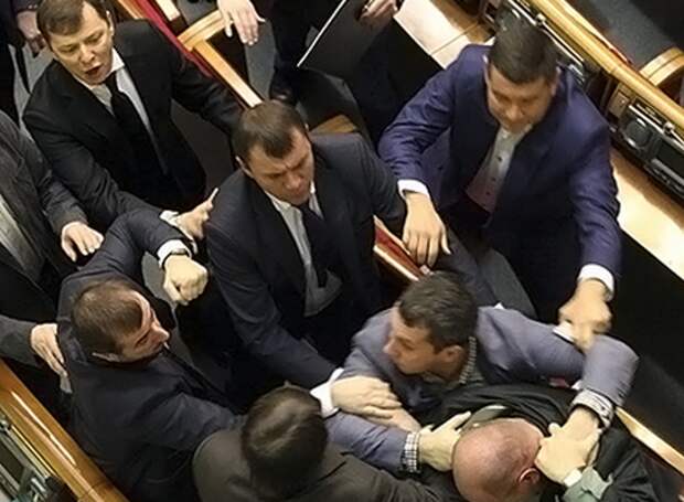 Западные СМИ показали драку в Раде с титром «Им мы хотим давать оружие?» Западные СМИ показали драку в Раде с титром «Им мы хотим давать оружие?»