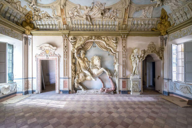 Удивительный интерьер и украшения в одном из залов заброшенного особняка в Италии.